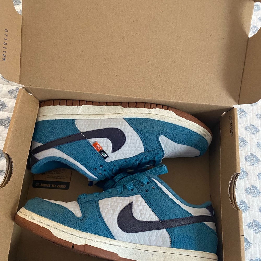 NIKE DUNK Blue and White Sneakers